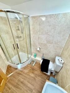 2 Bed House - Sleeps 4 - Parking - Wifi