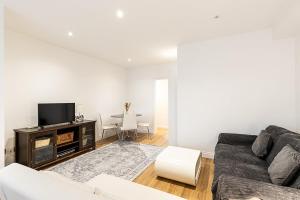 Chelsea Riverside Modern Escape