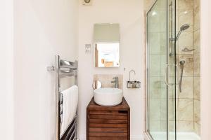 Chelsea Riverside Modern Escape