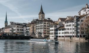 Modern apartment next to Zurich HB with roof terrace