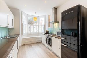 Elegant Chelsea Riverside Garden Retreat