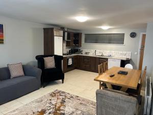 New 4 stars Large prime city center 2 bed 2 bath duplex apartment with free secure parking