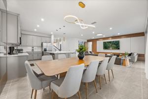 8 Bedrooms 5 Bathrooms Solara Resort 2330Sr