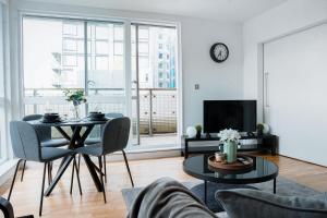 Bright 2-Bedroom Apartment with Scenic Balcony Views