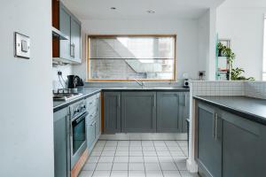 Bright 2-Bedroom Apartment with Scenic Balcony Views