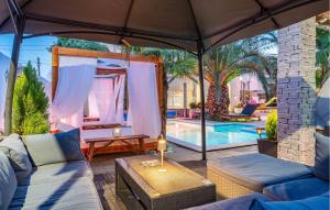 8 Bedroom Gorgeous Home In Zadar