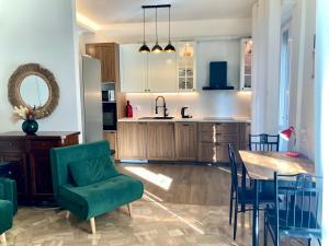 Charming king studio with balcony and jacuzzi