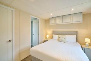 Nightingale Lodge with Hot Tub