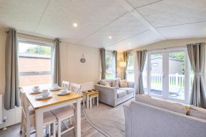 Nightingale Lodge with Hot Tub