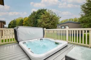 Nightingale Lodge with Hot Tub