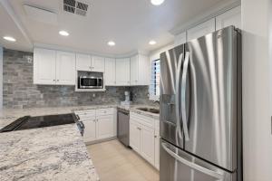 Renovated Desert Escape - Steps Away from Pool