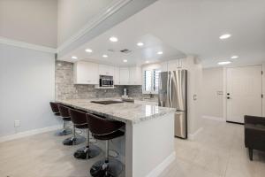 Renovated Desert Escape - Steps Away from Pool