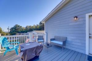 Walk to Fishing Pier, Newport Home with Deck!