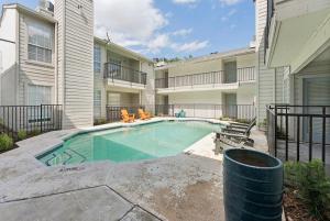 Boho Vibes - 2 BR Close to Downtown - Pool -No 206