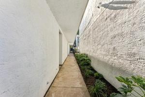 Boho Vibes - 2 BR Close to Downtown - Pool -No 206