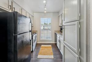 Boho Vibes - 2 BR Close to Downtown - Pool -No 206