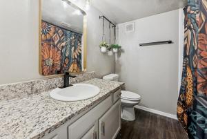 Boho Vibes - 2 BR Close to Downtown - Pool -No 206