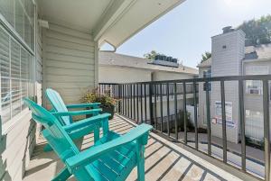Boho Vibes - 2 BR Close to Downtown - Pool -No 206