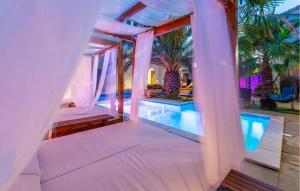 8 Bedroom Gorgeous Home In Zadar
