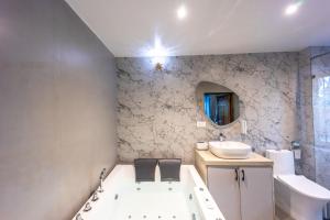 House Of Josma By There4You Tourism 200mts from Candolim Beach Private Swimming Pool and Jacuzzi