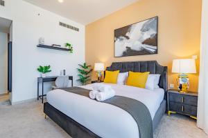 Champions Apartment - Balcony Sunsets - Rooftop Pools - Modern Oasis - Family Heaven - Full Canal Views - 2 min walk from Space42 Arena