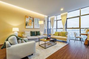 Champions Apartment - Balcony Sunsets - Rooftop Pools - Modern Oasis - Family Heaven - Full Canal Views - 2 min walk from Space42 Arena