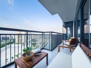 Champions Apartment - Balcony Sunsets - Rooftop Pools - Modern Oasis - Family Heaven - Full Canal Views - 2 min walk from Space42 Arena