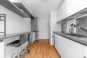 Attico con vasca, posto auto e metro sotto casa