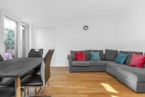 Attico con vasca, posto auto e metro sotto casa