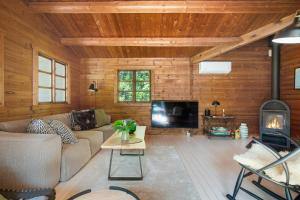 Charming Log Cabin By A Beautiful Lake