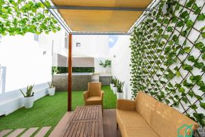 New 1 bedroom with swimming pool next to Lac 2