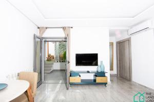 New 1 bedroom with swimming pool next to Lac 2