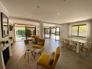 Mediterranean Villa - Private Pool , Garden & BBQ