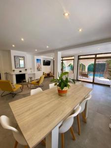 Mediterranean Villa - Private Pool , Garden & BBQ