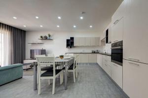 Forum Swieqi, Luxury Apartment, 2BD-2BH, Sleeps 4