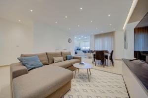 St Julians 3BR Apt Sleeps 6 Central and Stylish