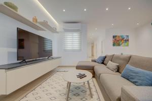 St Julians 3BR Apt Sleeps 6 Central and Stylish