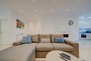 St Julians 3BR Apt Sleeps 6 Central and Stylish