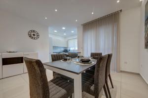 St Julians 3BR Apt Sleeps 6 Central and Stylish