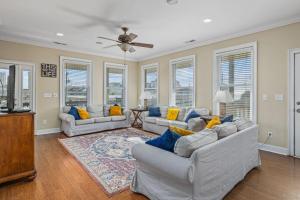 Retreat and Team Ready! Sleeps 20, Heated Pool, Elevator Walk to Beach