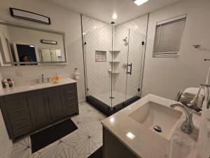 4 Large Bedrooms Spacious Private Yard