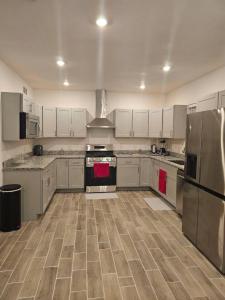 4 Large Bedrooms Spacious Private Yard