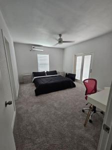 4 Large Bedrooms Spacious Private Yard