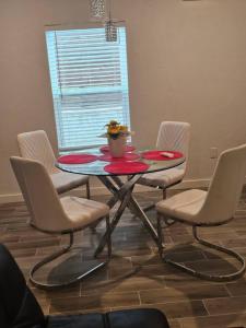 4 Large Bedrooms Spacious Private Yard