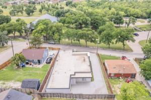 4 Large Bedrooms Spacious Private Yard