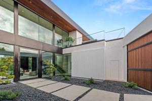 Luxurious 5BR Villa in BH with Pool, Theater, and Views