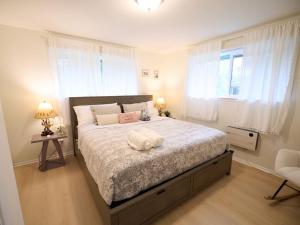 Stylish House with Huge Backyard AC and Pet Welcome