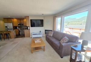 2 Bedroom Condo in the Heart of Rockaway Beach