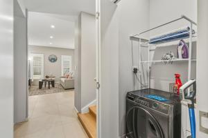 Modern Family Oasis Luxe with Balcony AC and Backyard)