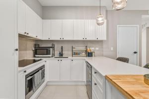 Modern Family Oasis Luxe with Balcony AC and Backyard)